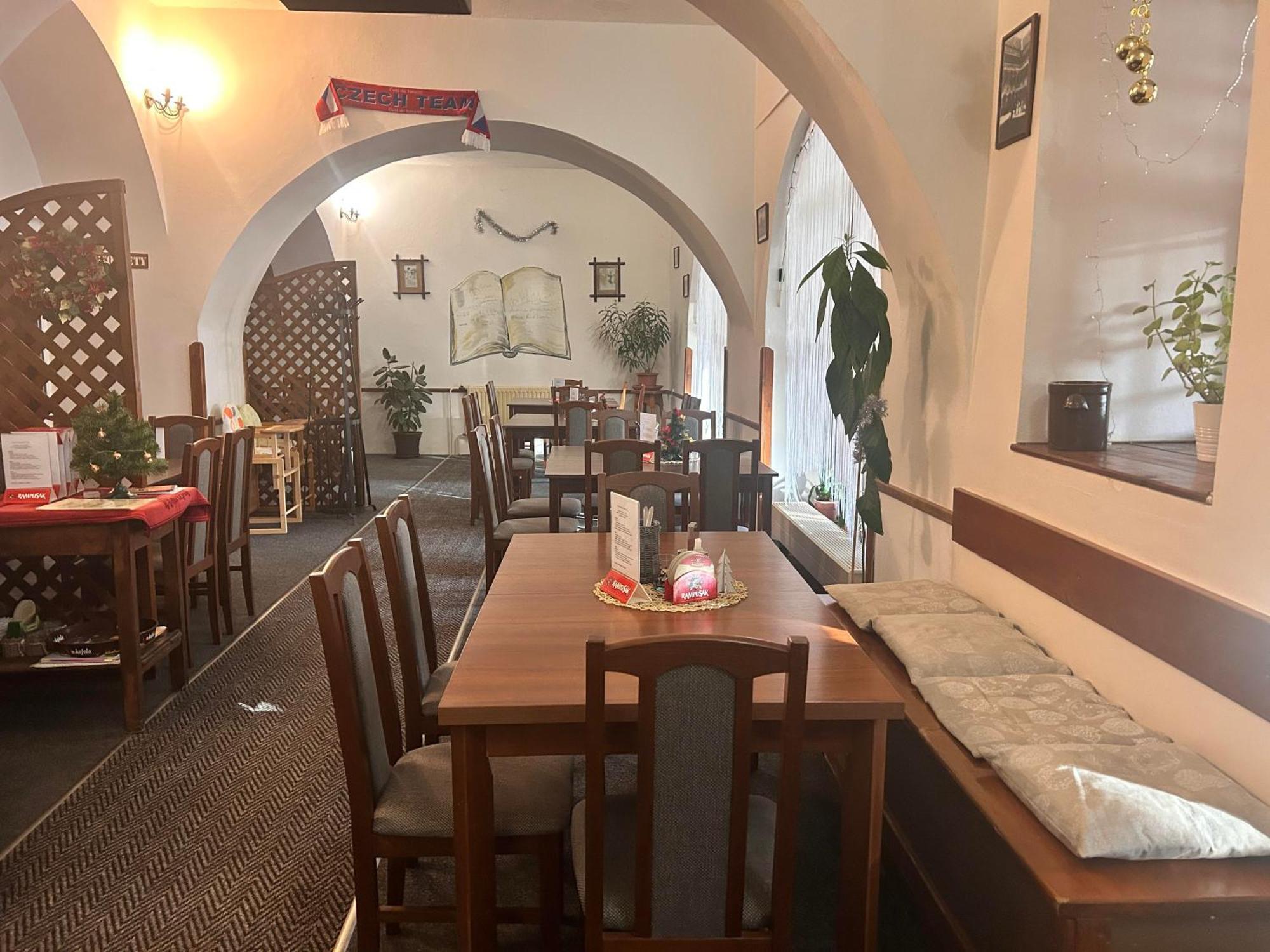 Restaurace A Penzion Podloubi Opocno Luaran gambar