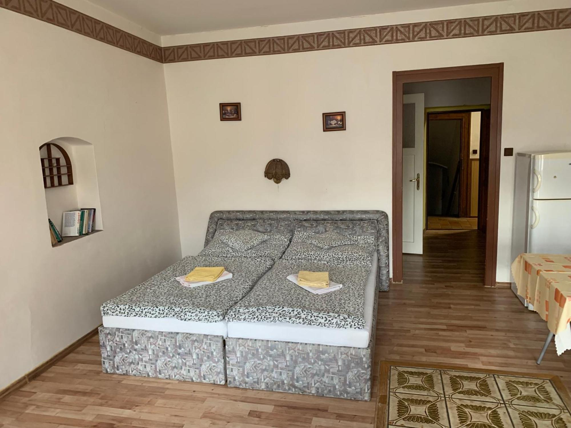 Restaurace A Penzion Podloubi Opocno Luaran gambar
