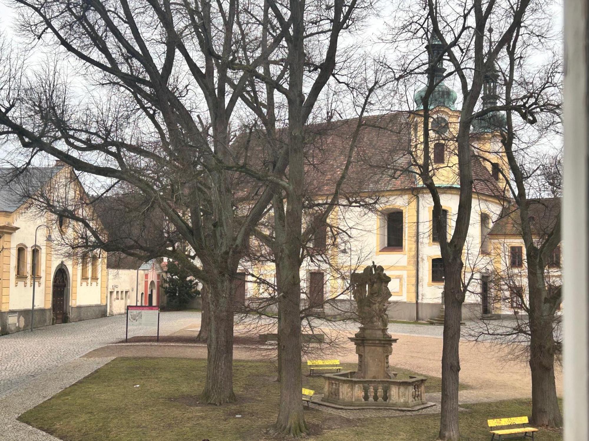 Restaurace A Penzion Podloubi Opocno Luaran gambar